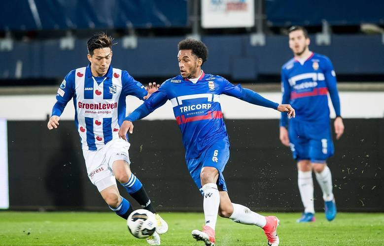 他在攻守两 他在攻守两